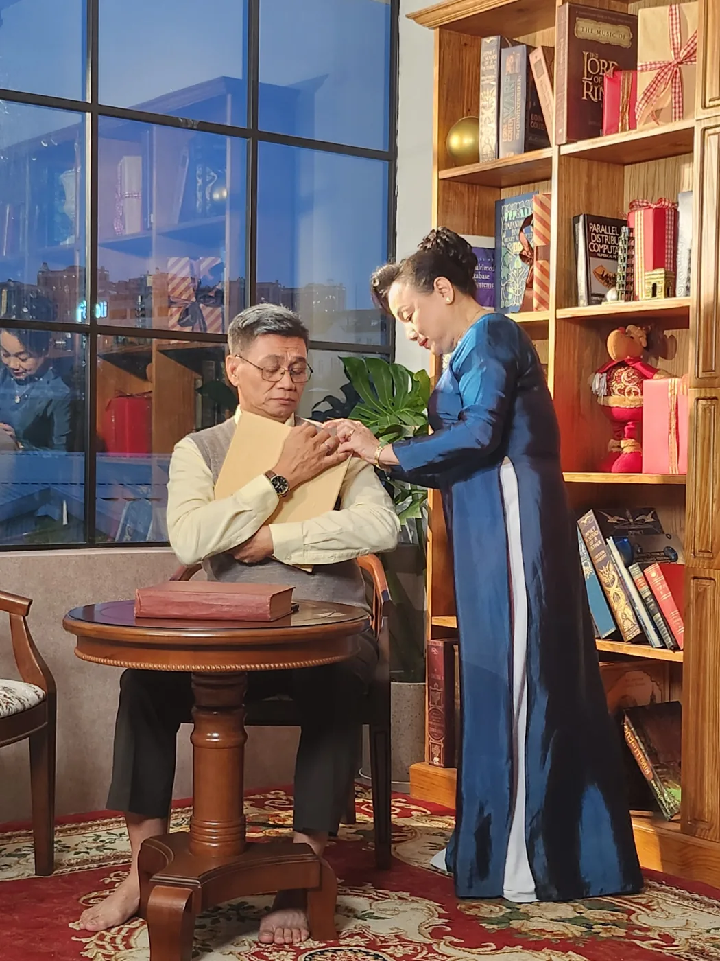 Một cảnh diễn tại bối cảnh văn phòng