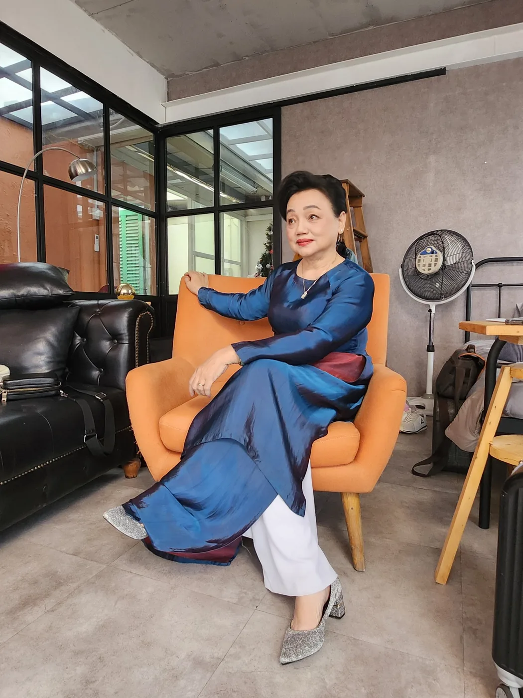 Nghệ sĩ Lý Kiều Hạnh trong trang phục áo dài tại buổi ghi hình
