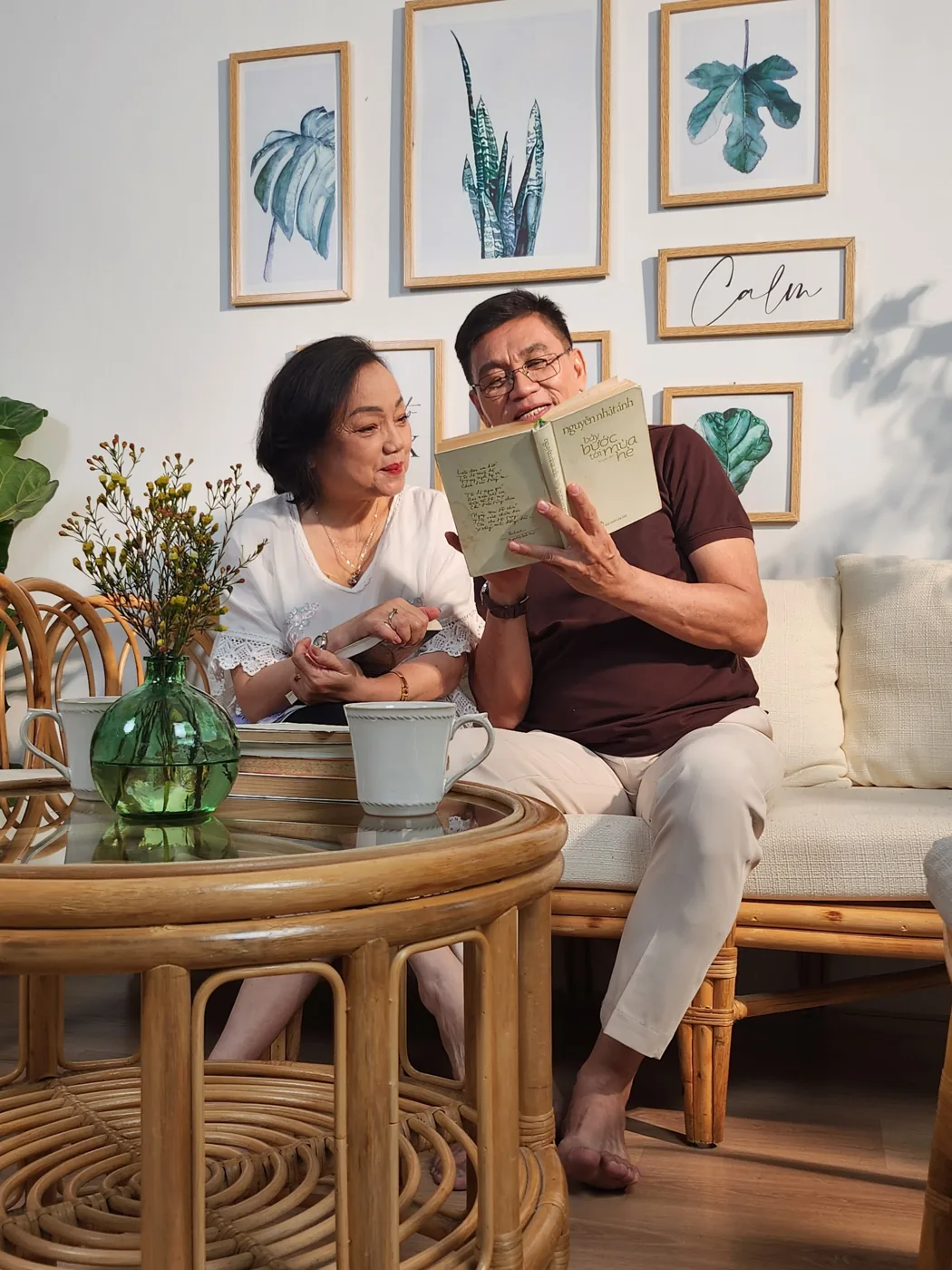 Lý Kiều Hạnh cùng bạn diễn tại bối cảnh phòng khách