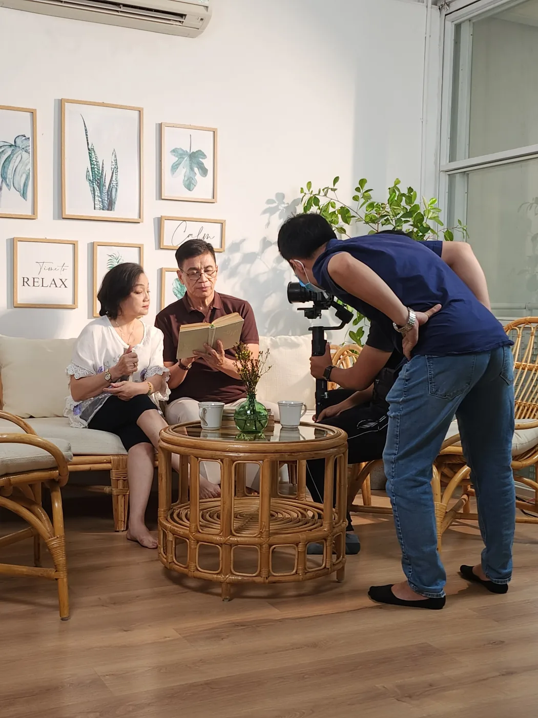 Ê-kíp chuẩn bị cảnh quay trong phòng khách